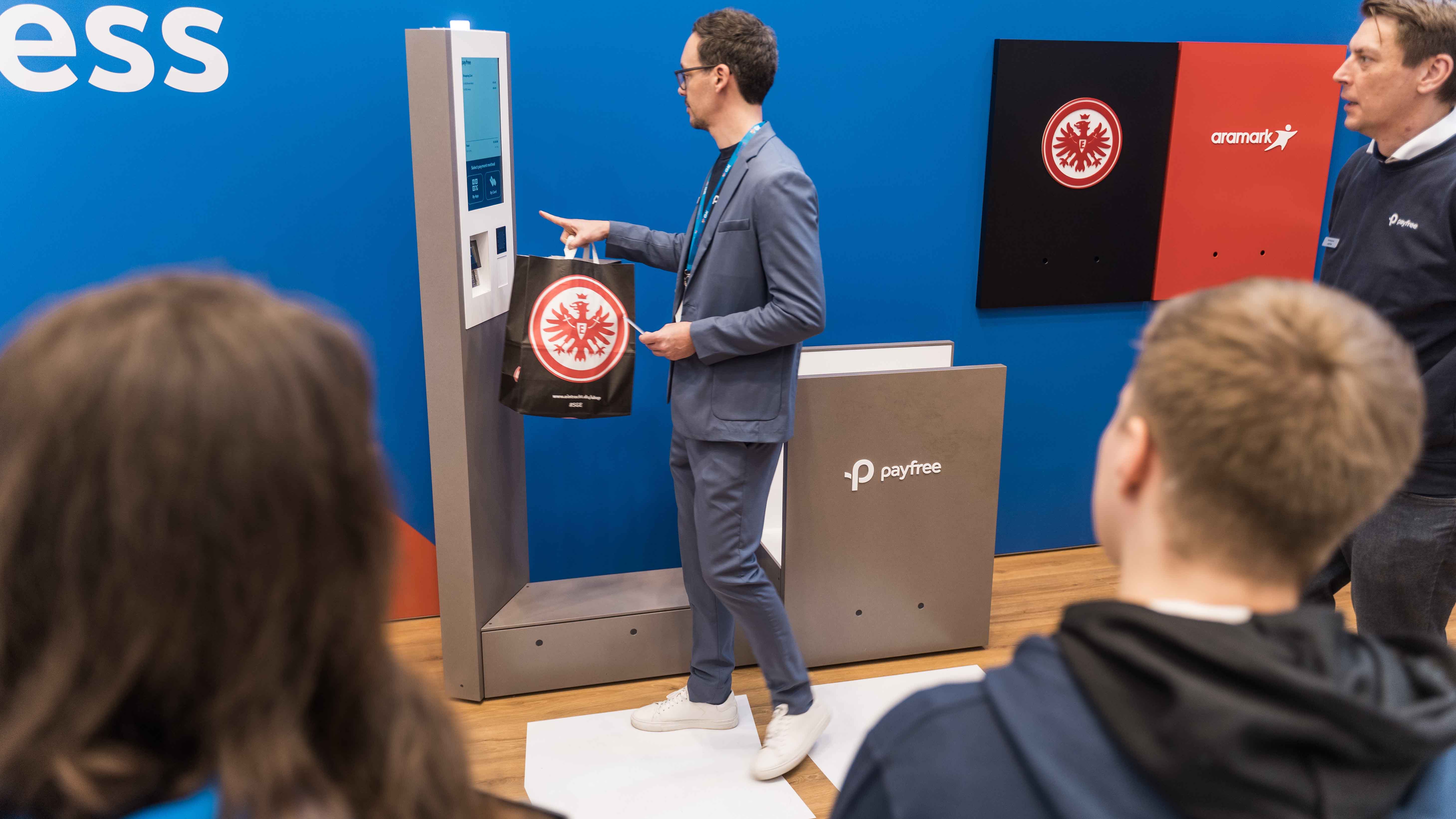payfree Co-CEO Nino Raddao präsentiert die neue Generation des Walkthrough-Checkouts