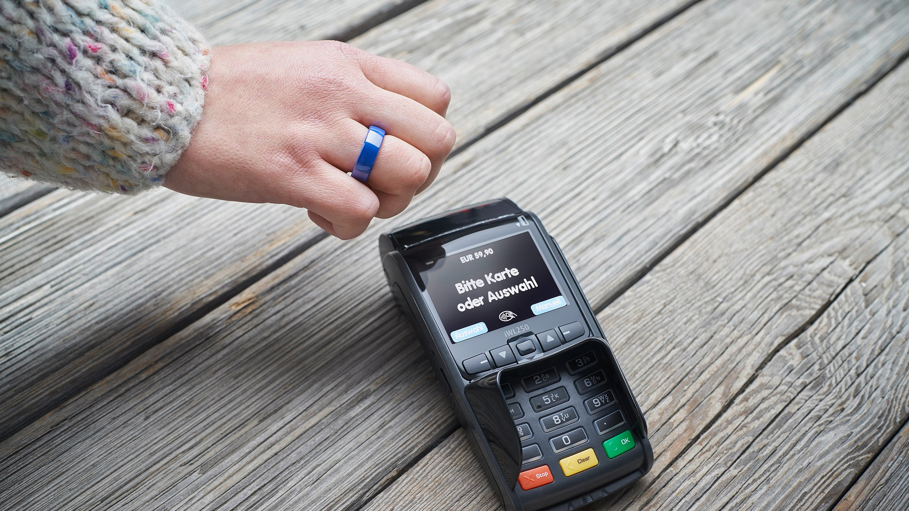 Mit den Bezahlringen aus dem GenoStore haben Konsument:innen ihre Debit- oder Kreditkarte für die bargeldlose Bezahlung immer dabei.