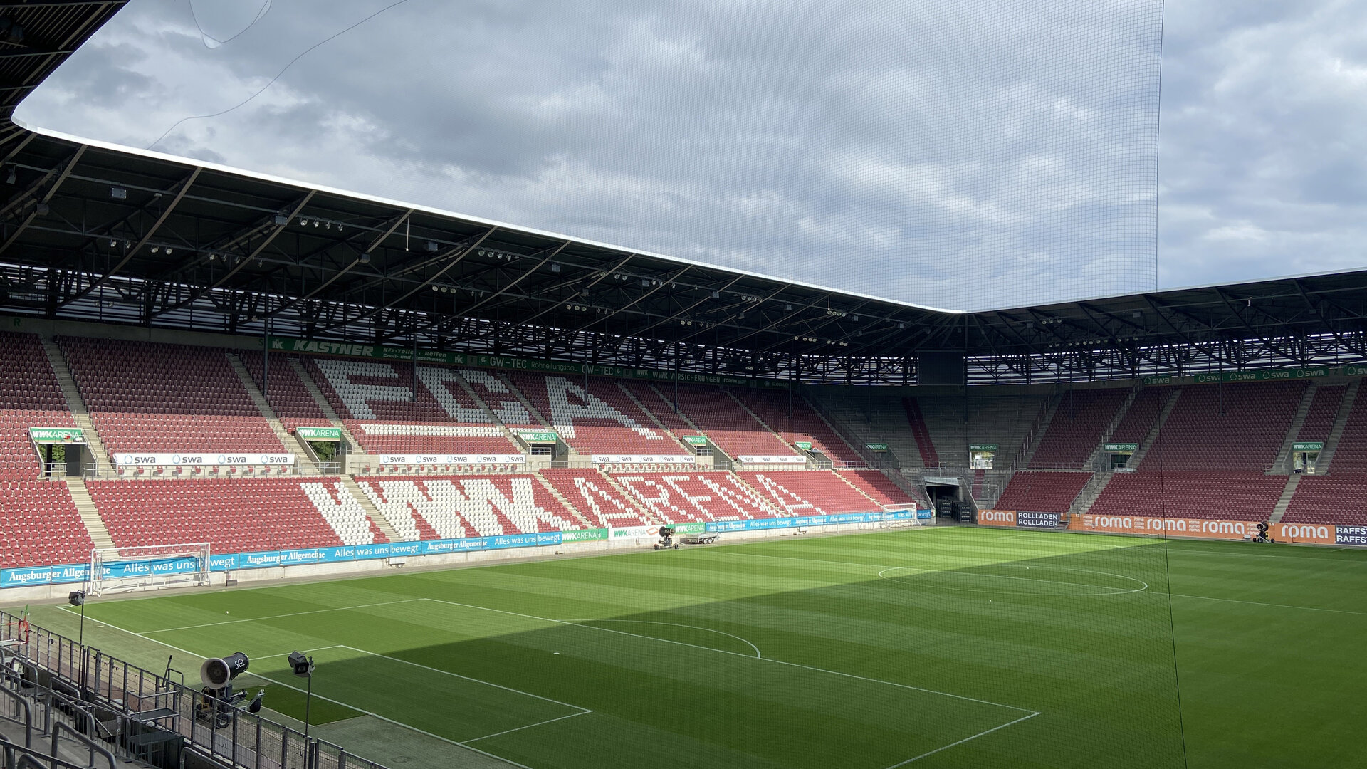 Die WWK Arena, Heimat des FC Augsburg, sorgt durch Bauweise und Bezahlkonzept für gute Stimmung bei Fans.